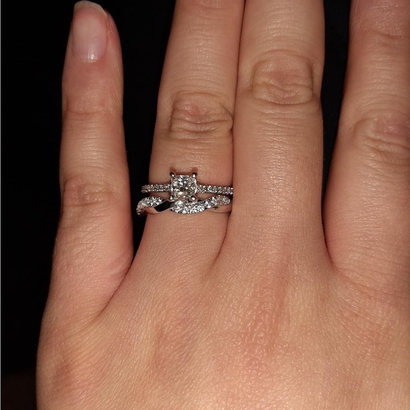 New S925 Diamond Twist Ring - Picture 8 of 10